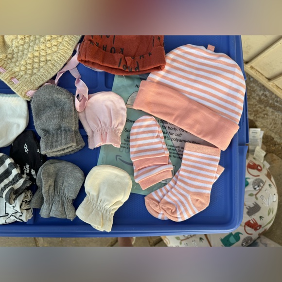 Big bundle of newborn baby socks, mittens, caps, beanies - Picture 3 of 10